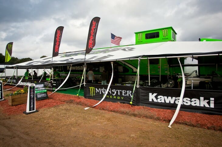 Kawasaki Team Green track-side support MR2_3664 1000x667