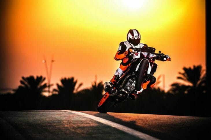 2017-ktm-1290-super-duke-r-action-04
