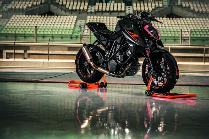 2017-ktm-1290-super-duke-r-static-04