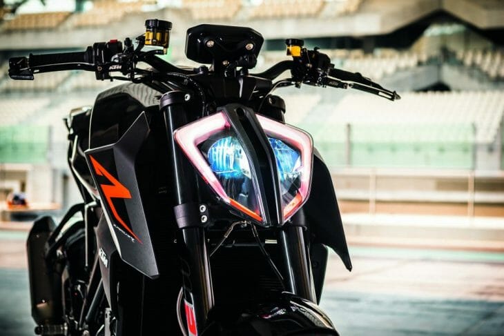 2017-ktm-1290-super-duke-r-static-05