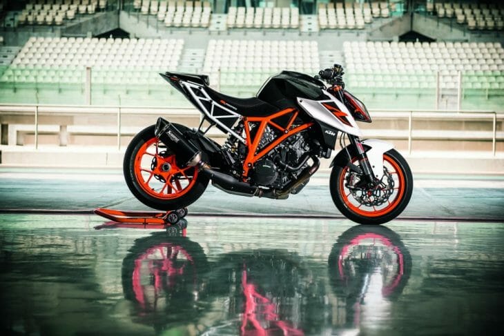 2017-ktm-1290-super-duke-r-static-06