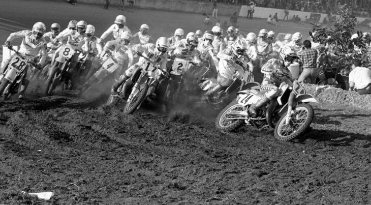 The field flies through a corner at the 1984 Daytona Supercross led by Rick Ryan.