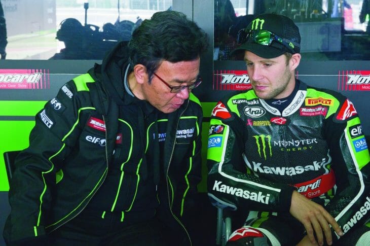Ichiro Yoda chats with Rea during practice with the Kawasaki ZX-10R.