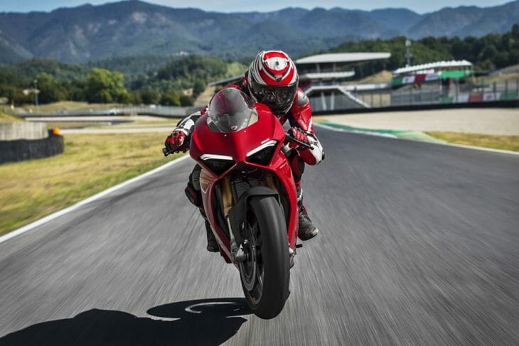 Ducati_Panigale_V4_wheelie Ducati_Panigale_V4_wheelie