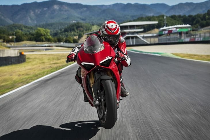 Ducati_Panigale_V4_wheelie