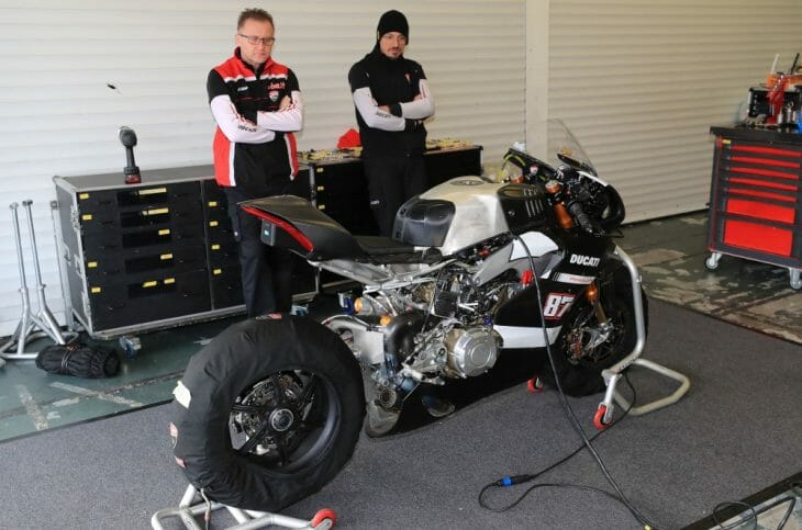 Lorenzo_Zanetti_WorldSBK_Test_Ducati_Panigale_V4R_garage