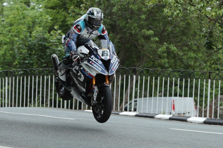Michael_Dunlop_Wins_2018_Isle_of_Man_Superbike_TT_1