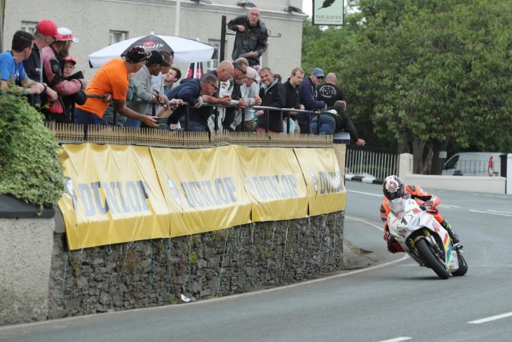 Michael_Dunlop_Wins_2018_Isle_of_Man_Superbike_TT_1_Cummins