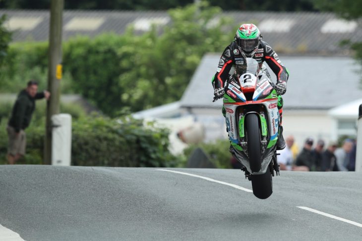 Michael_Dunlop_Wins_2018_Isle_of_Man_Superbike_TT_1_Hillier