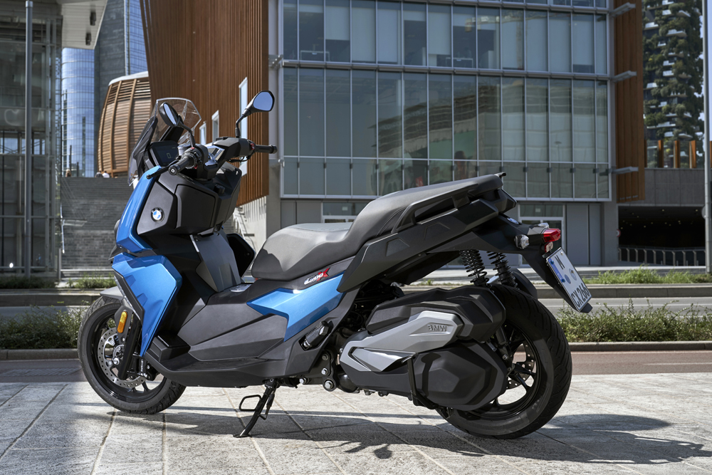 The C400X is powered by a liquid-cooled 350cc fuel-injected SOHC four-valve engine, making 34 bhp/25kW at 7500rpm; peak torque is 35Nm/25.8ft-lb at 6000 rpm.