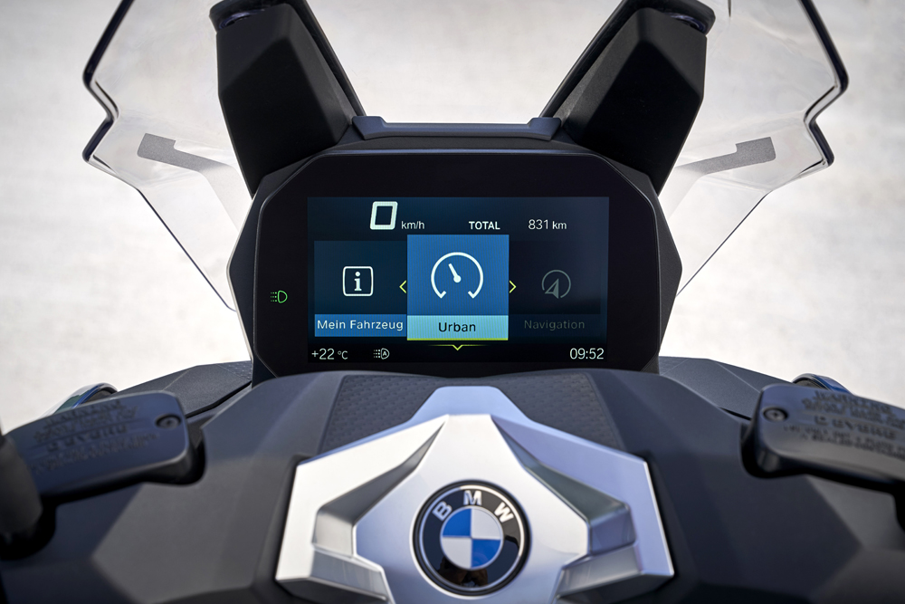 Sophisticated optional TFT dash offers complete connectivity via Bluetooth and wide range of digital aids.