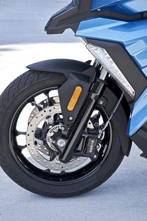 Twin radial four-piston front brake calipers and 265mm discs give outstanding stopping power, with a very effective single rear disc. ABS is standard.