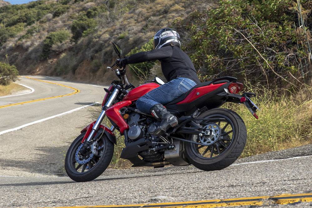 A higher and more rearward position of the footpegs and controls gives more cornering clearance on the TNT 300.