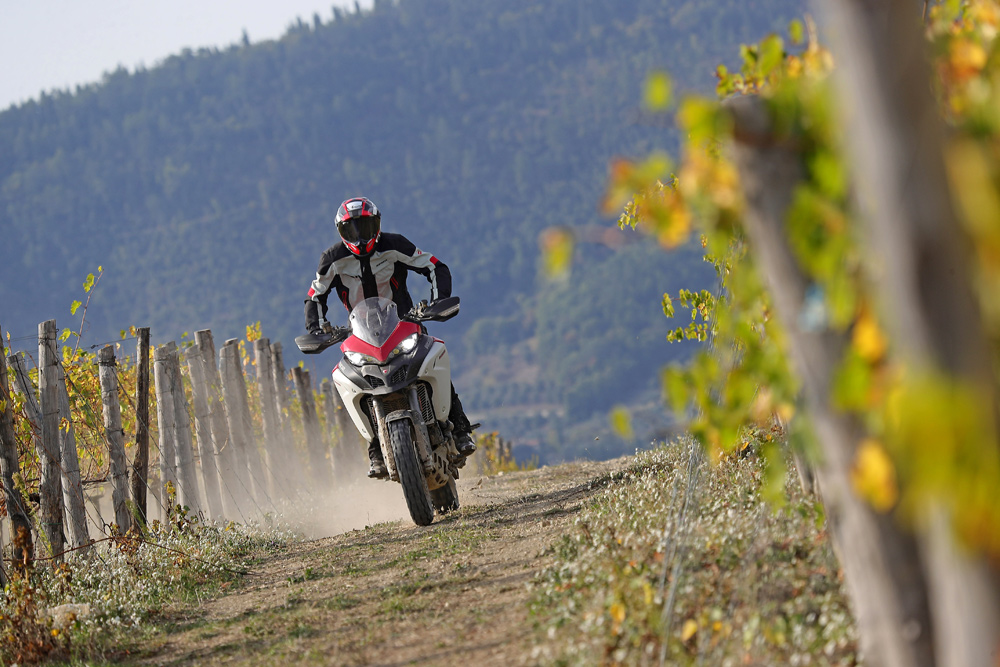 If there’s one thing I love about Italy, it’d be user-friendliness of the Multi Enduro 1260’s engine, which can be smoothly ridden from about 2500 rpm. Oh, and the vineyards.