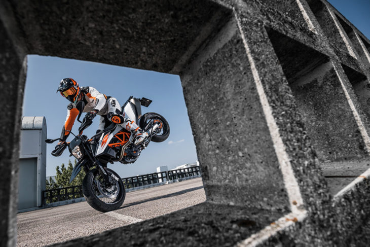 2019 KTM 690 SMC R First Look 10