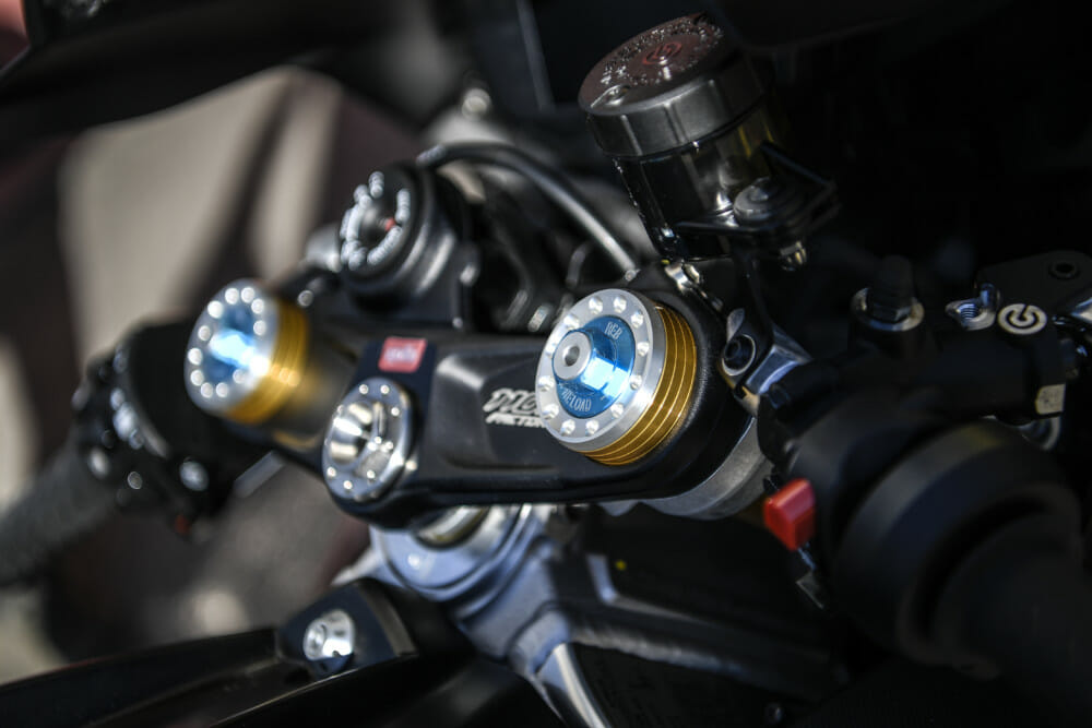 The 2019 Aprilia RSV4 1100 Factory has Öhlins NIX forks.