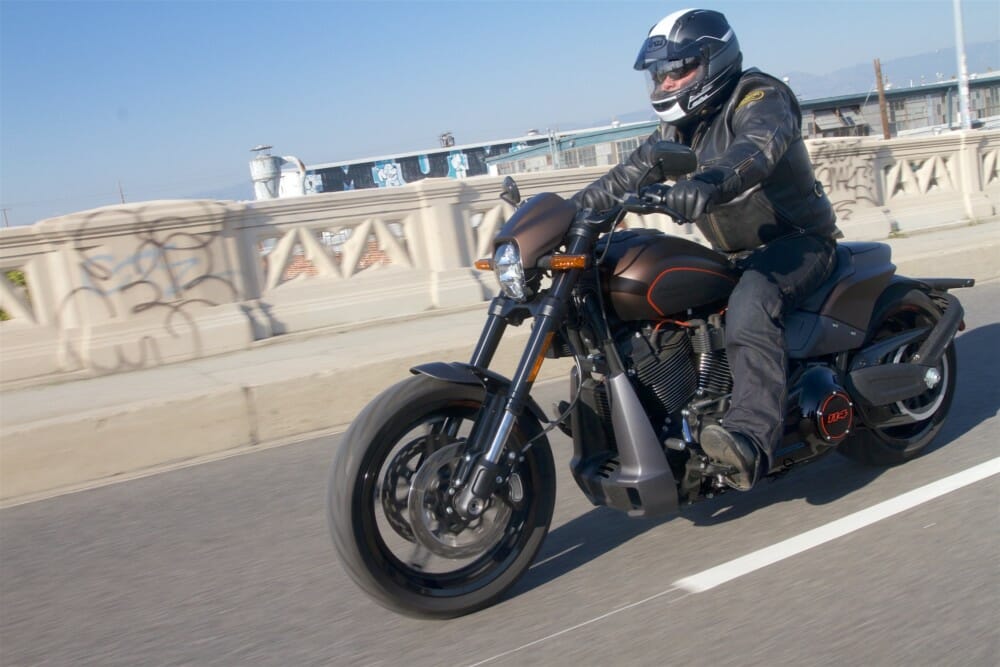 Plaisir coupable...    FXDR - Page 10 2019-Harley-Davidson-FXDR-114-action