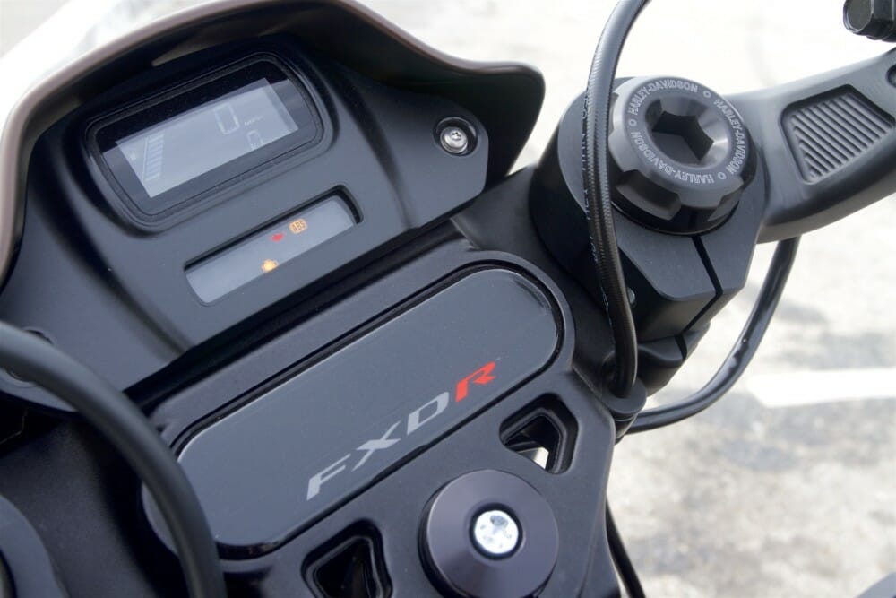 Plaisir coupable...    FXDR - Page 10 2019-Harley-Davidson-FXDR-114-dash