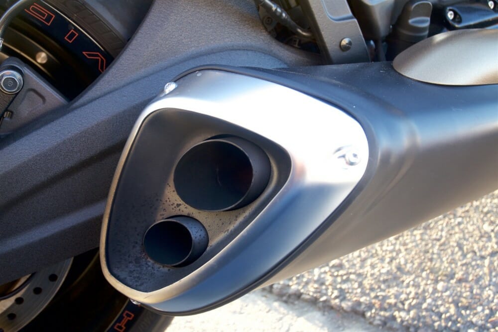 Plaisir coupable...    FXDR - Page 10 2019-Harley-Davidson-FXDR-114-exhaust