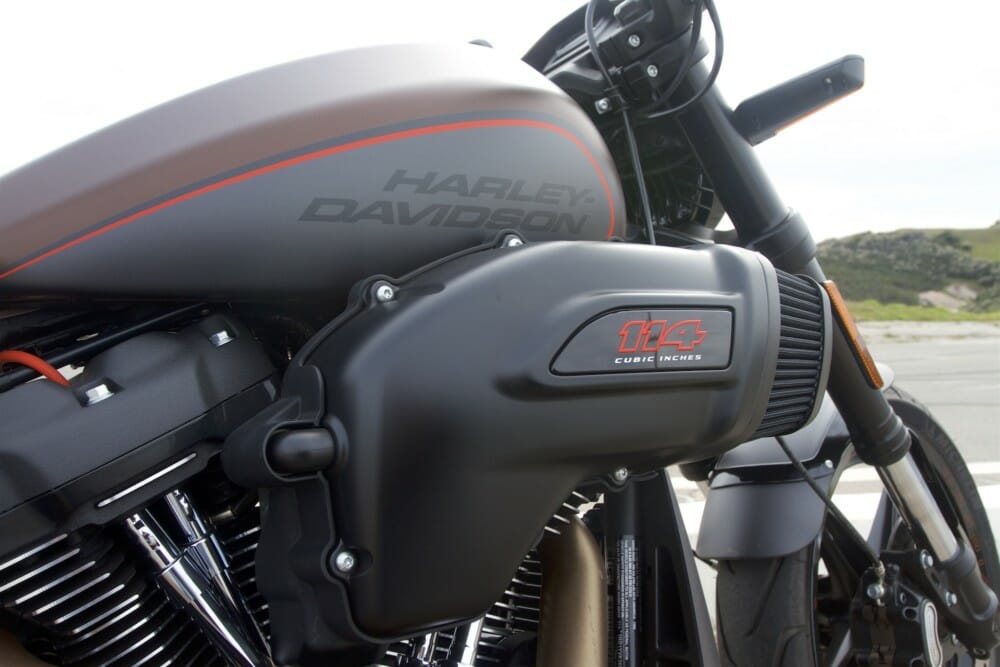 Plaisir coupable...    FXDR - Page 10 2019-Harley-Davidson-FXDR-114-side