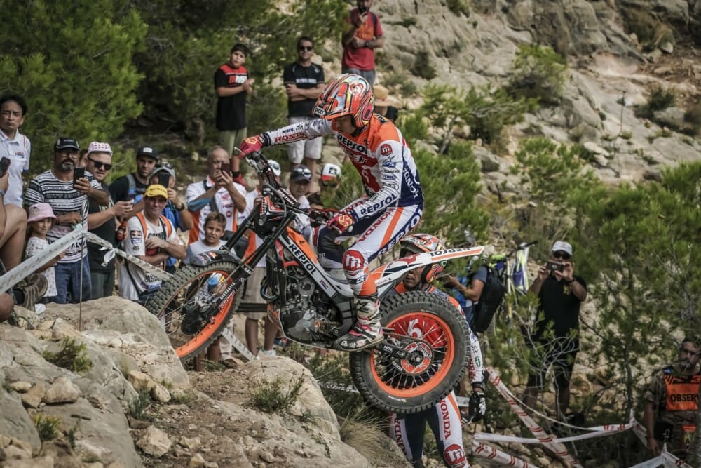 Toni Bou finishes the world championship with a full season of victories. Fujinami achieves third overall