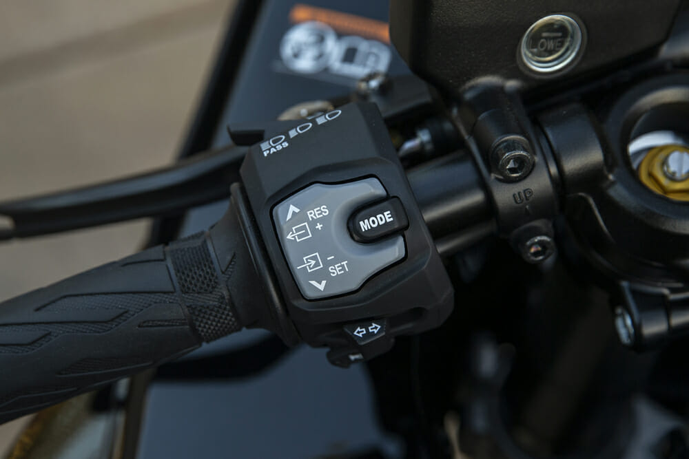 2022 Suzuki Hayabusa handlebar controls