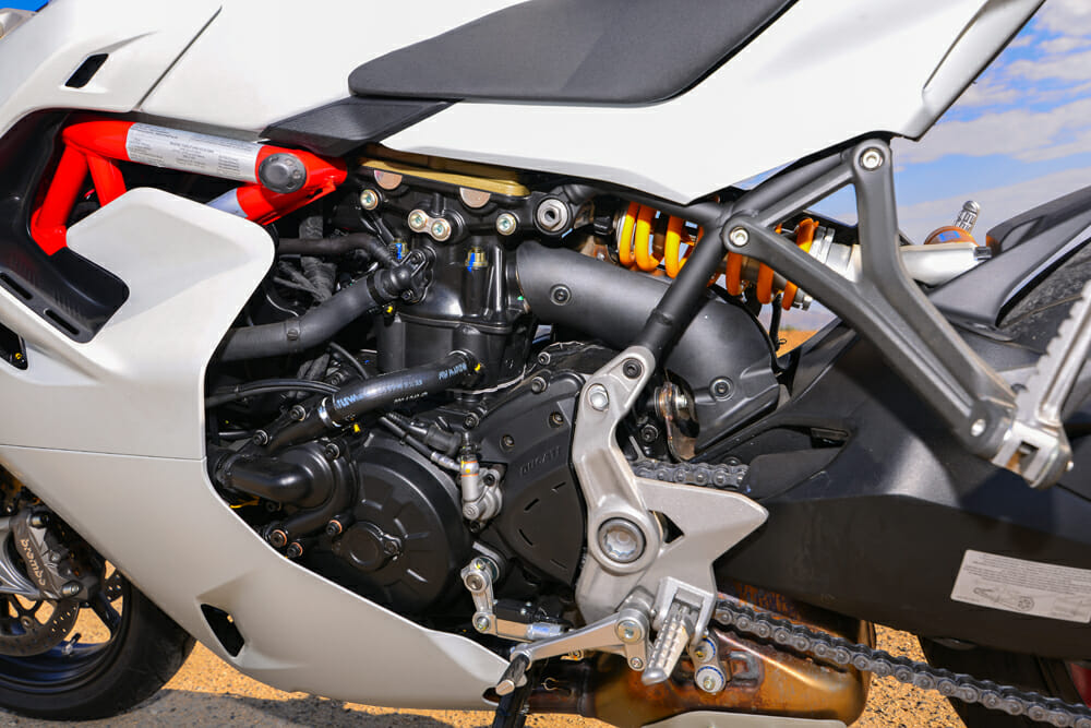 2021 Ducati SuperSport 950 S engine
