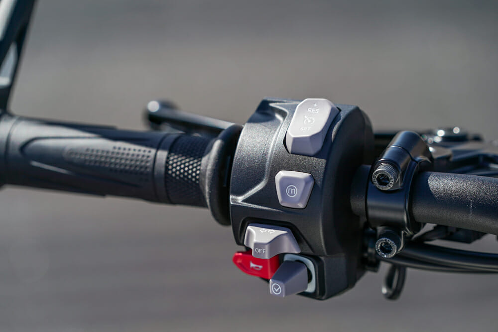 2022 Triumph Speed Triple 1200 RS cruise control