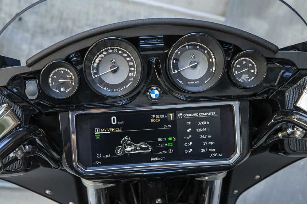 2022 BMW R 18 B dash