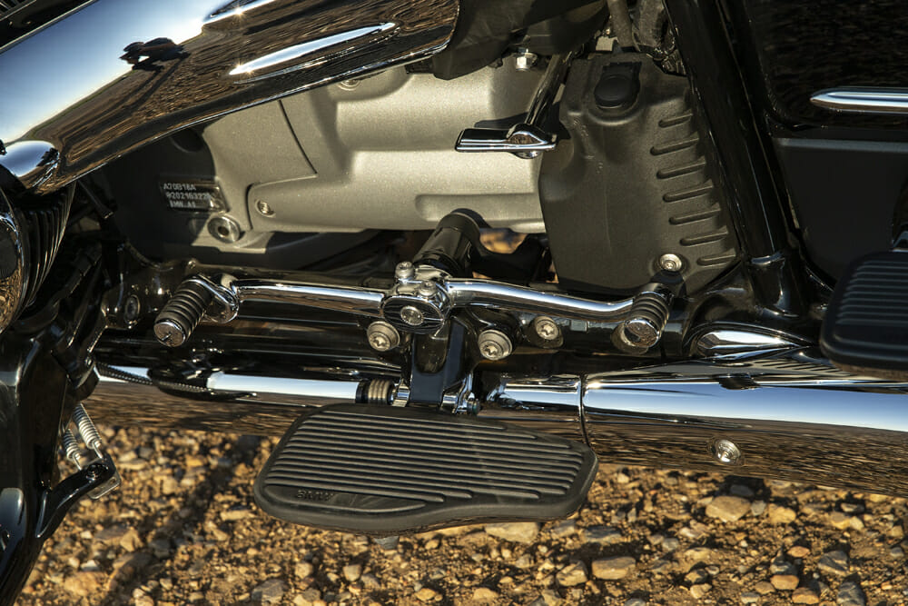 2022 BMW R 18 B shifter
