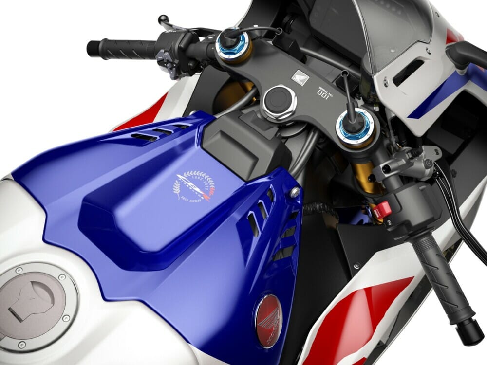 Honda CBR1 0RR-R Fireblade SP 0.º aniversario Primer vistazo triple r Honda CBR1 0RR-R Fireblade SP 0.º aniversario Primer vistazo