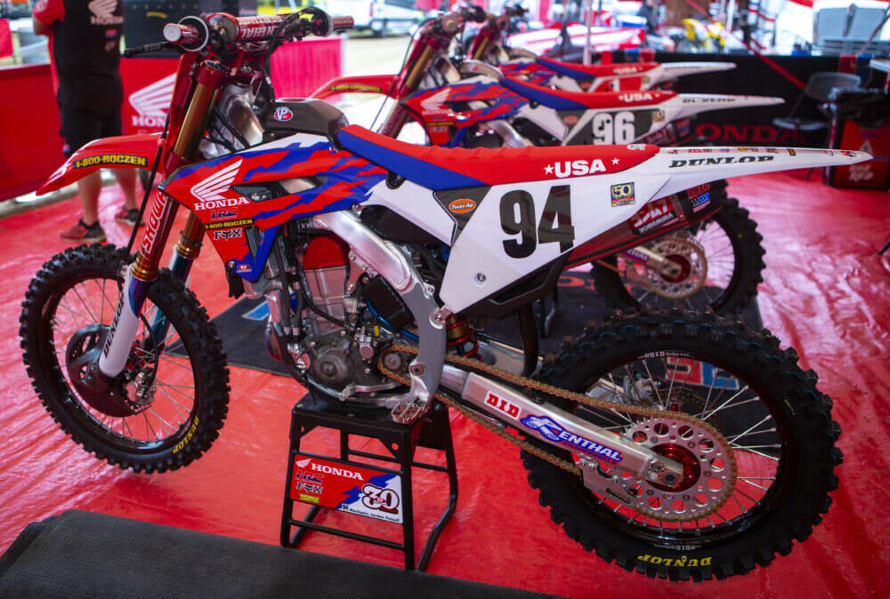 2022-red-bud-motocross-brown-dog-photo-roczen