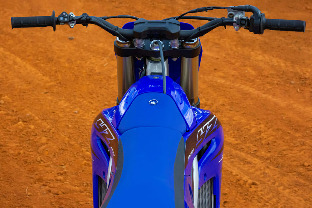 Yamaha YZ 450F 2016: Moto conta com controle de Largada!..