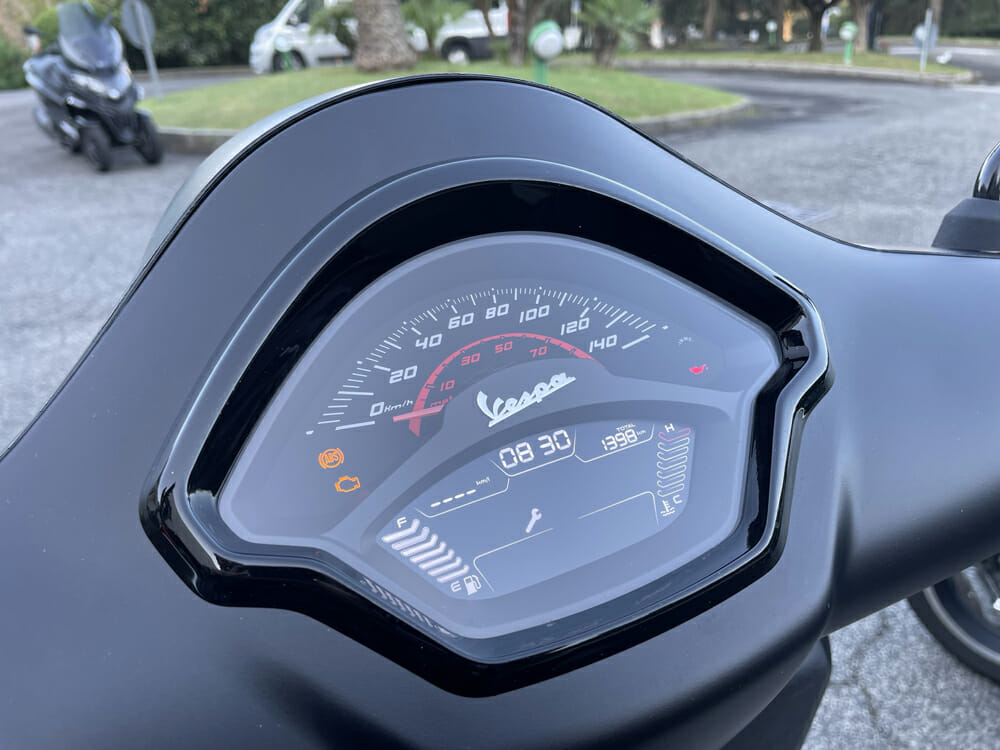 Vespa GTS 300 dash