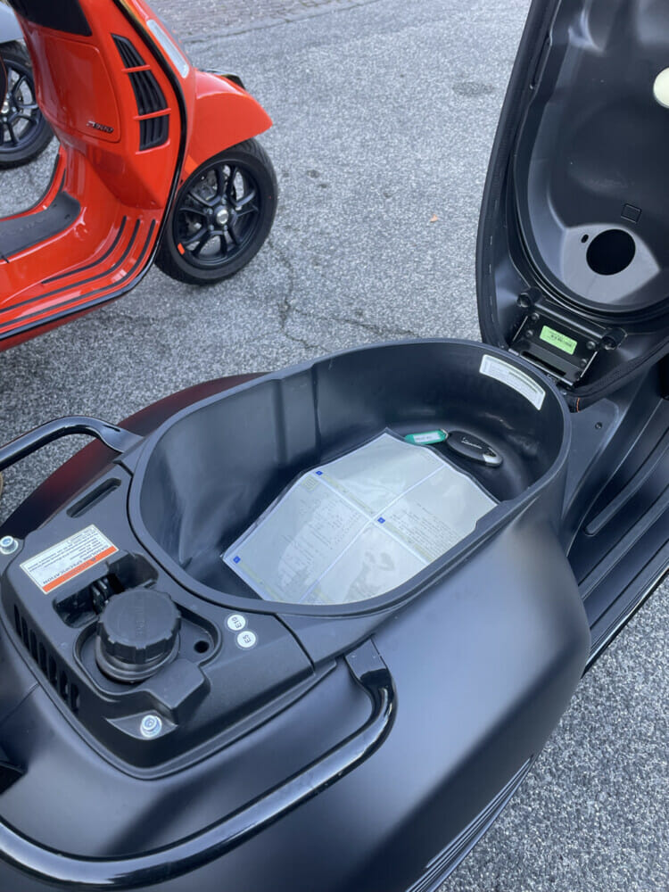 Vespa GTS 300 storage compartment