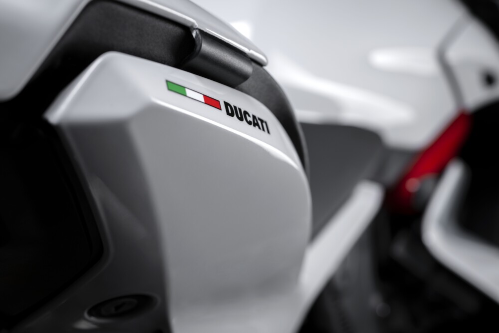 2023 Ducati SuperSport 950 S Stripe Livery badging