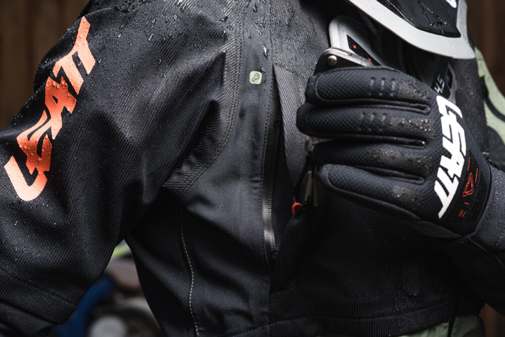 Leatt 4.5 HydraDri Jacket zippered pocket