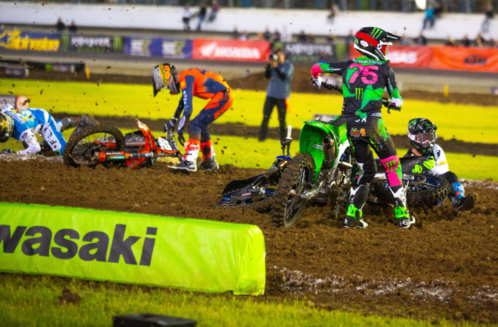 supermotocross-playoffs-chicago-round2-cycle-news-250-start