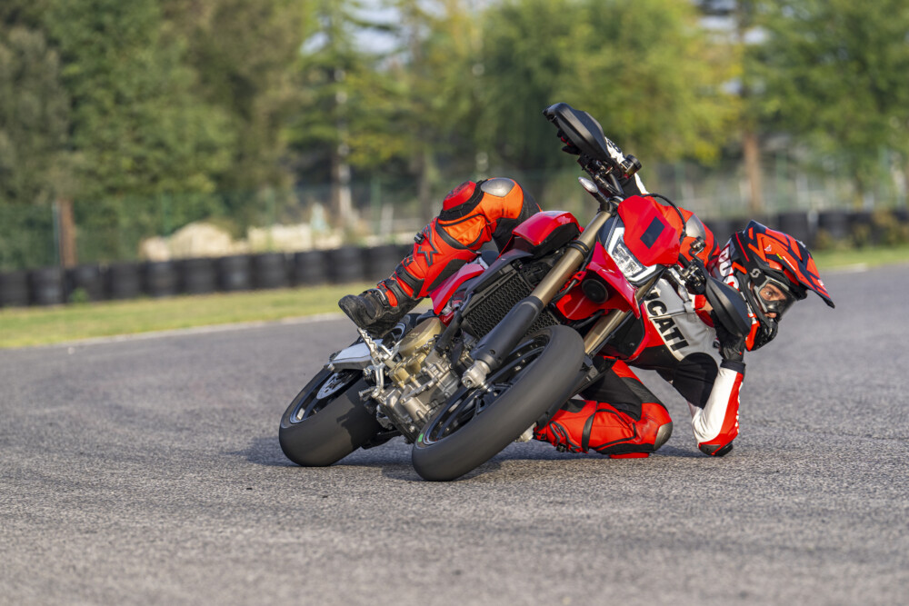 2024 Ducati Hypermotard 698 Mono action