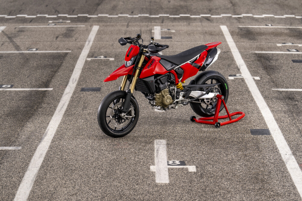 2024 Ducati Hypermotard 698 Mono action