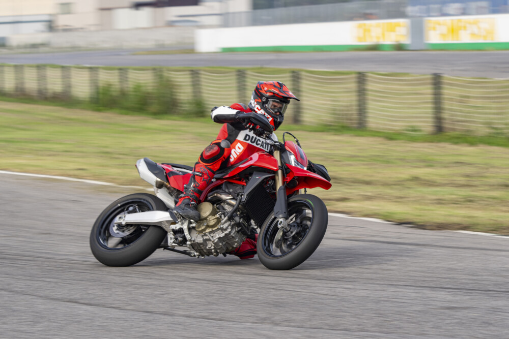 2024 Ducati Hypermotard 698 Mono action