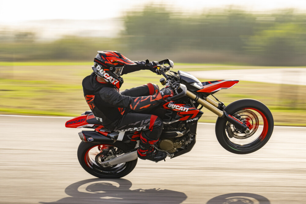 2024 Ducati Hypermotard 698 Mono RVE wheelie