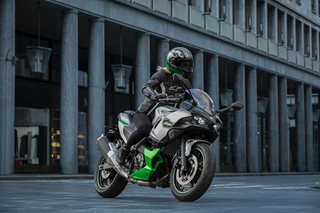 2024 Kawasaki Ninja 7 Hybrid ABS action
