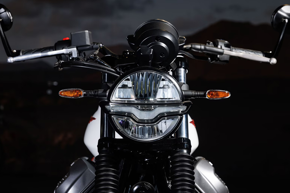 2024 Moto Guzzi V7 Stone Ten Roadster front