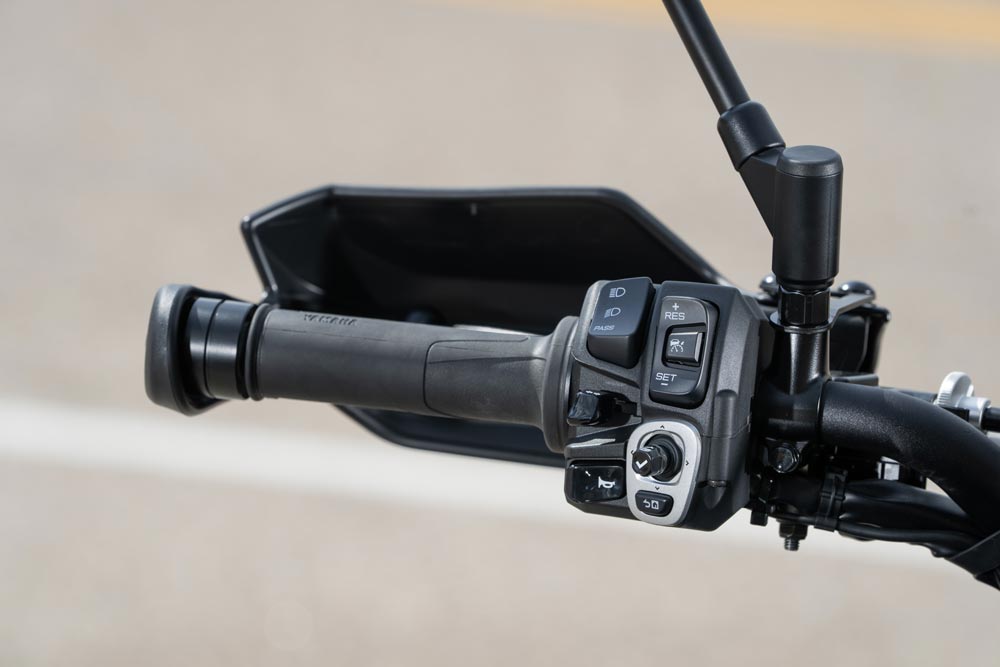 2024 Yamaha Tracer 9 GT+ handlebar controls 2024 Yamaha Tracer 9 GT+ handlebar controls