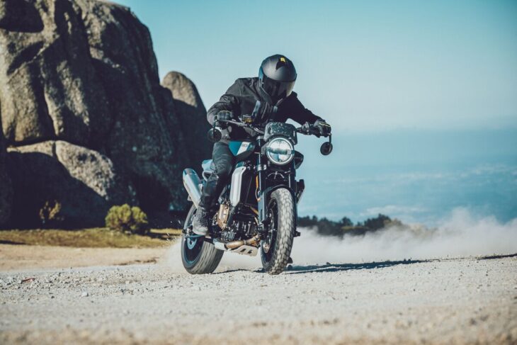 2024 Husqvarna Svartpilen 801 action