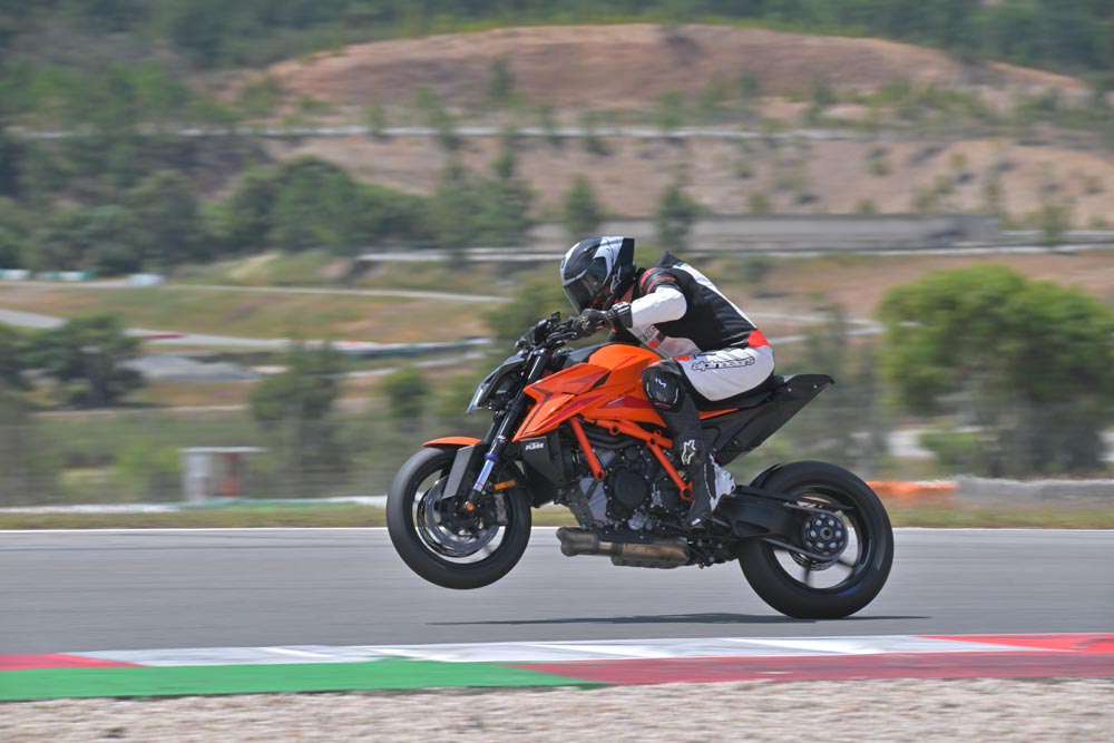 2024 KTM 1390 Super Duke R Evo wheelie 2024 KTM 1390 Super Duke R Evo wheelie