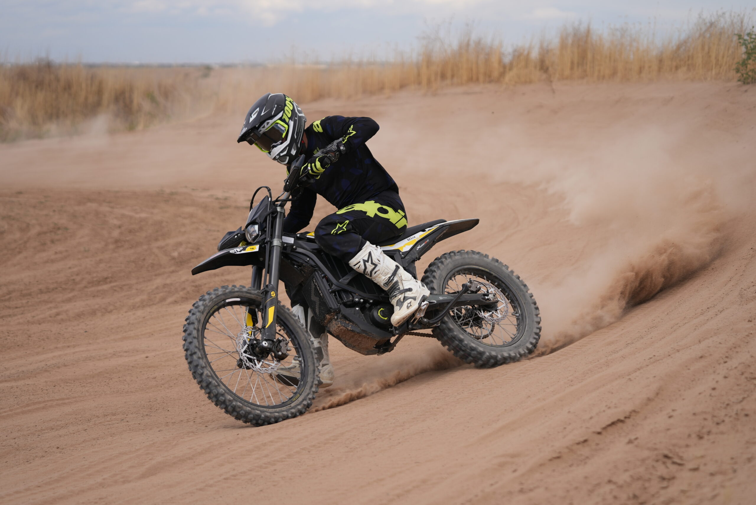 2024-surron-ultra-bee-racing-cycle-news