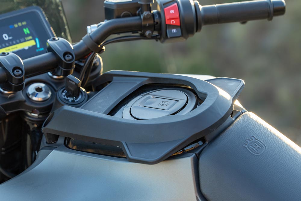 2024 Husqvarna Svartpilen 401 tankbag attachment 2024 Husqvarna Svartpilen 401 tankbag attachment