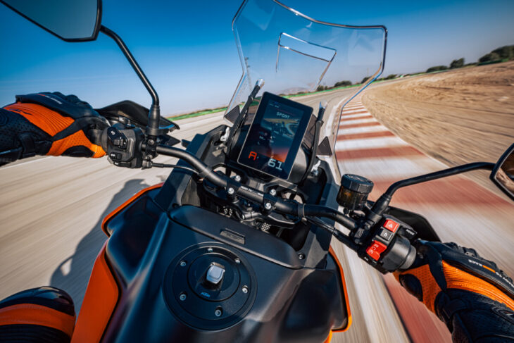 KTM TFT Display Switchgear and Connectivity Unit (1)